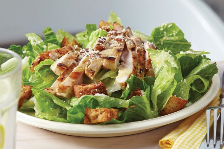 Ensalada verde con pollo y parmesano