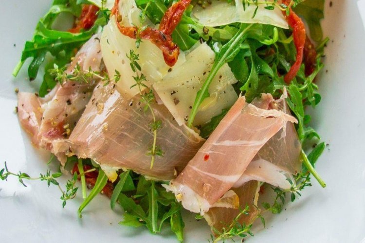 Ensalada con prosciutto y parmesano