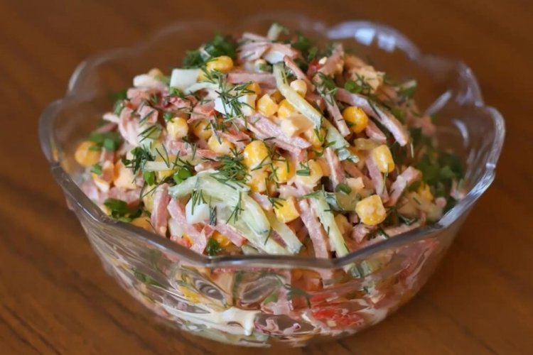 Ensalada de jamón, parmesano y maíz