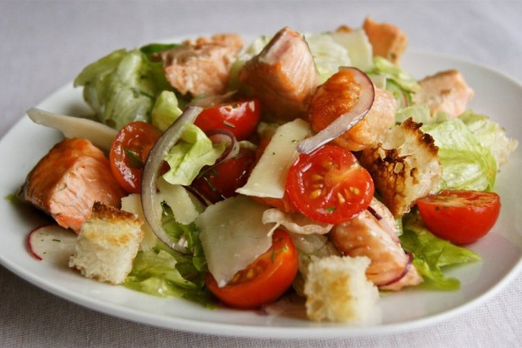 Ensalada de salmón, tomates cherry y parmesano