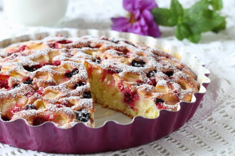 Pastel de crema agria con bayas
