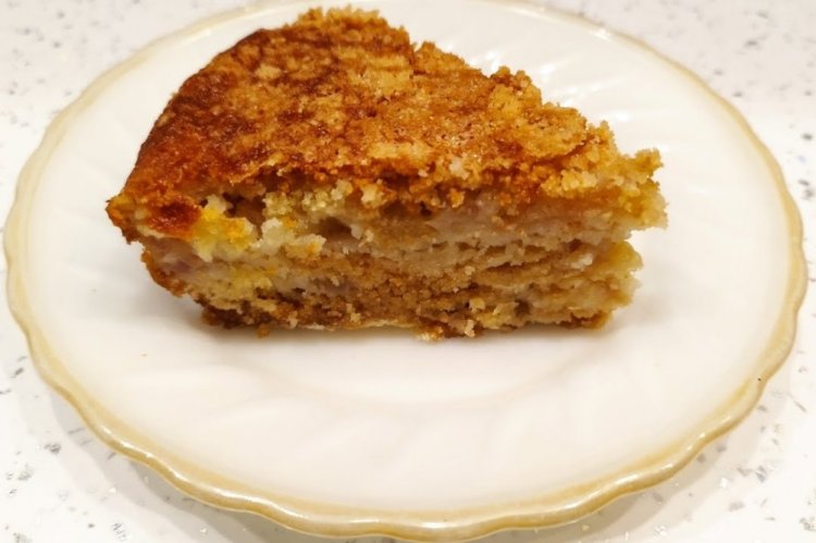 Pastel desmenuzado de pera con cobertura de leche
