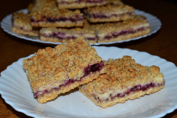 Pastel desmenuzado con mermelada