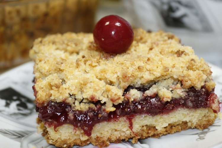 Pastel desmenuzado de cereza sin sémola