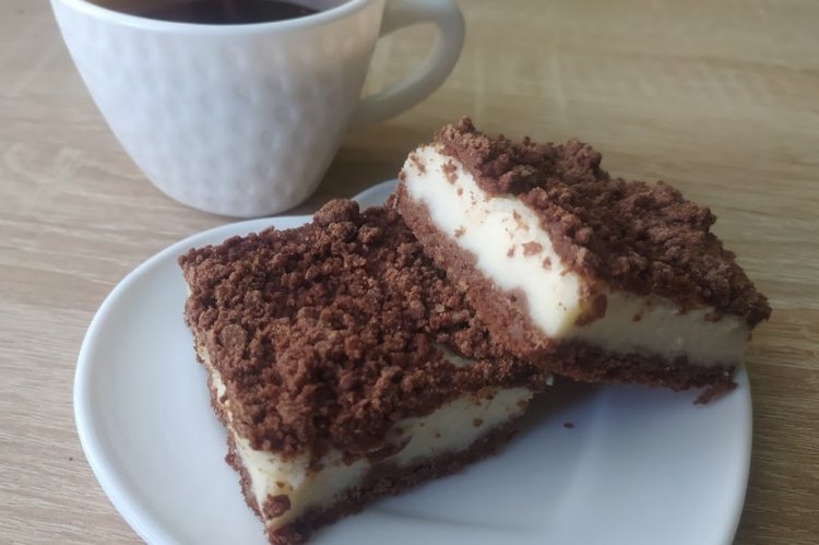 Pastel desmenuzado de chocolate con requesón