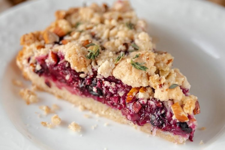 Pastel desmenuzado con bayas y nueces