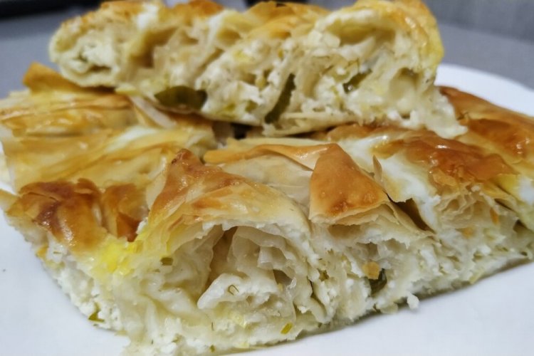 Pastel de hojaldre con queso feta y hierbas
