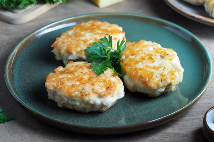 Albóndigas de pollo picado con queso feta