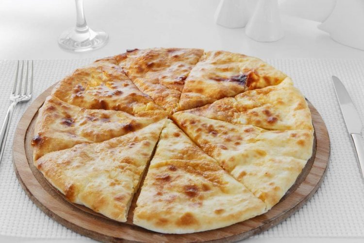 Khachapuri con queso feta y suluguni