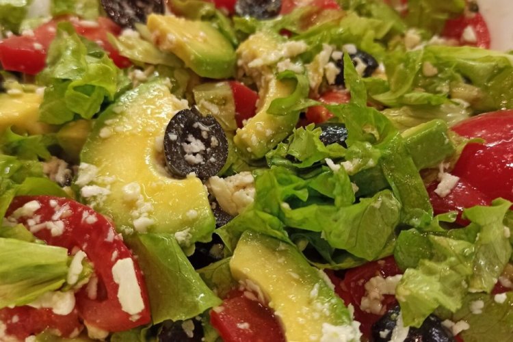 Ensalada de aguacate y queso feta