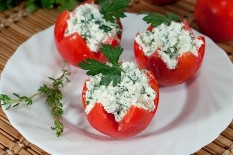 Tomates rellenos de queso feta