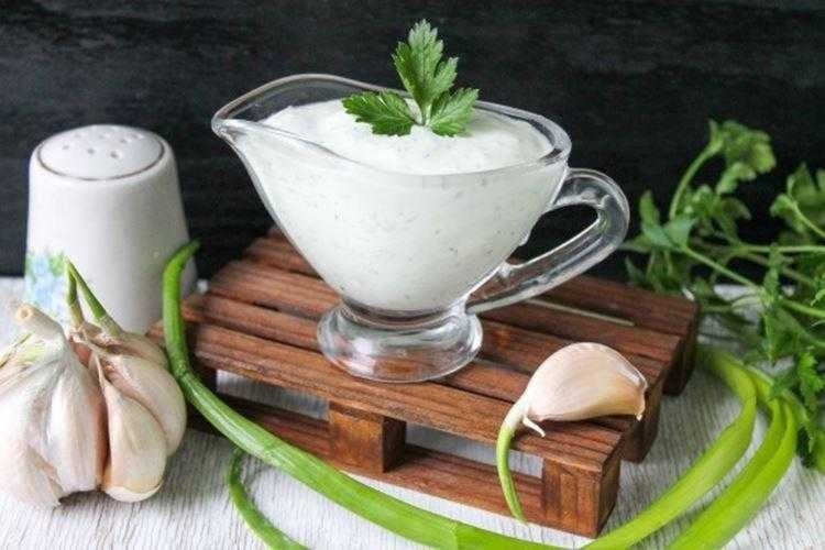 Salsa de crema agria con queso feta y ajo