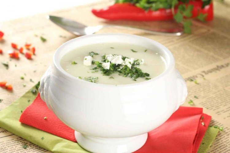 Sopa de arroz y queso feta