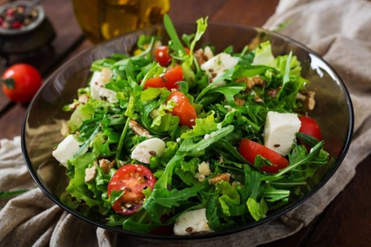 Ensalada de gambas y queso feta