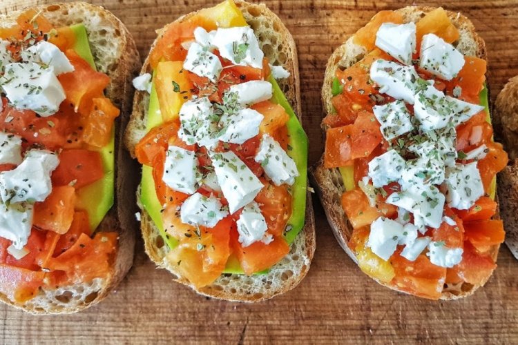 Bruschetta de aguacate y queso feta