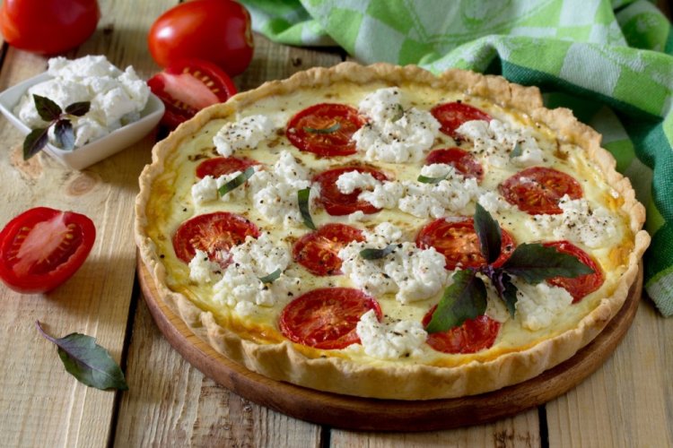 Tarta de queso feta y tomates