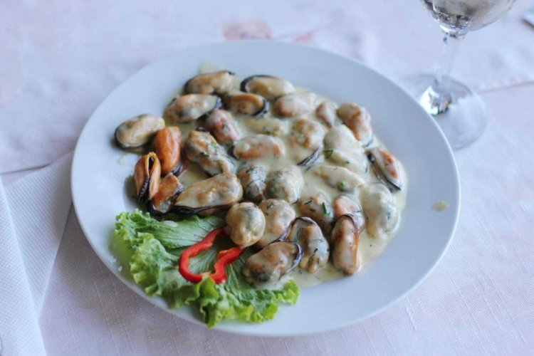 Mejillones en salsa cremosa de ajo en sartén
