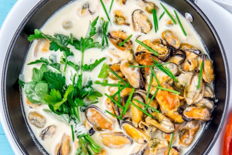 Mejillones en salsa cremosa de ajo con queso y hierbas