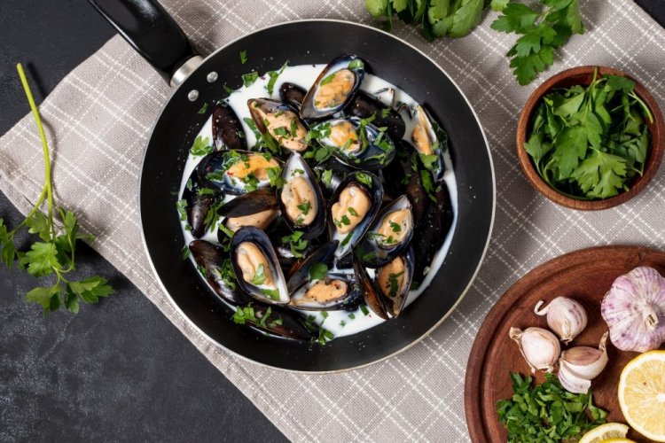 Mejillones en salsa cremosa de ajo en sus conchas