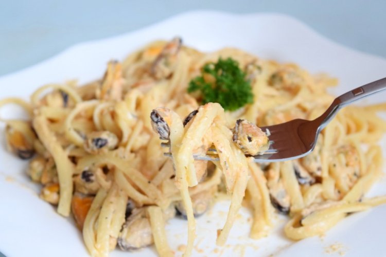 Pasta con mejillones en salsa cremosa de ajo