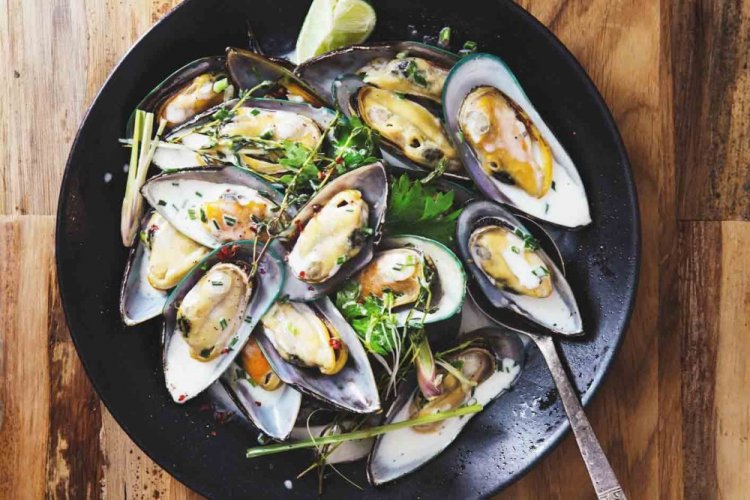 Mejillones en salsa cremosa de ajo con vino blanco y curry