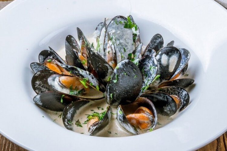 Mejillones en salsa cremosa de ajo con queso Dor Blue