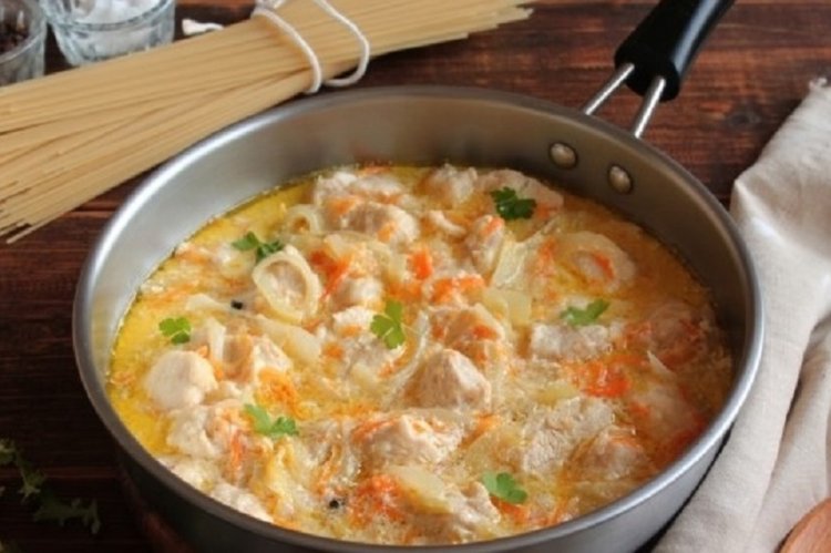 Salsa de pollo con crema agria