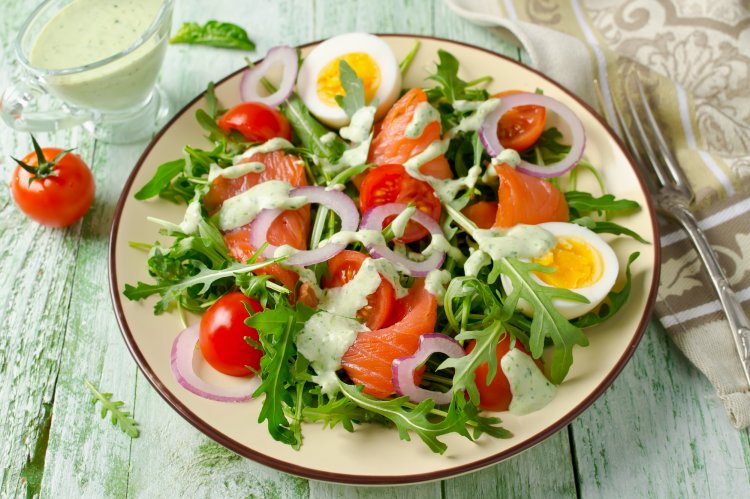 20 ensaladas saludables con pescado rojo que vale la pena preparar