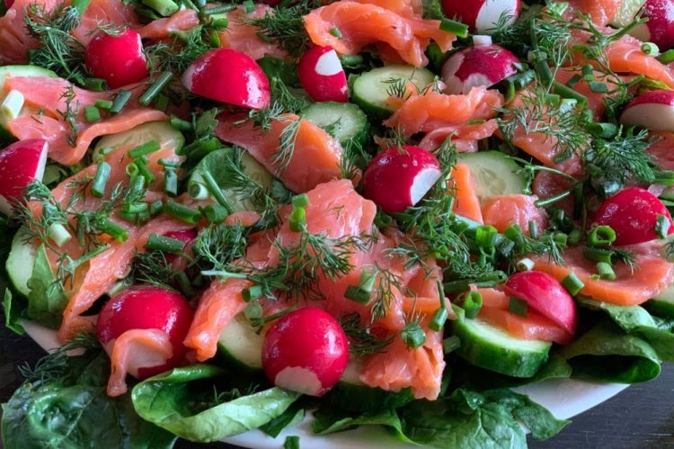 Ensalada saludable con pescado rojo, espinacas y rábano
