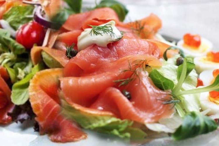 Ensalada saludable con pescado rojo y tomates cherry