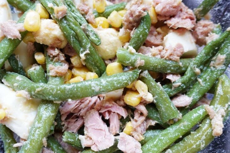 Ensalada saludable con pescado rojo y judías verdes