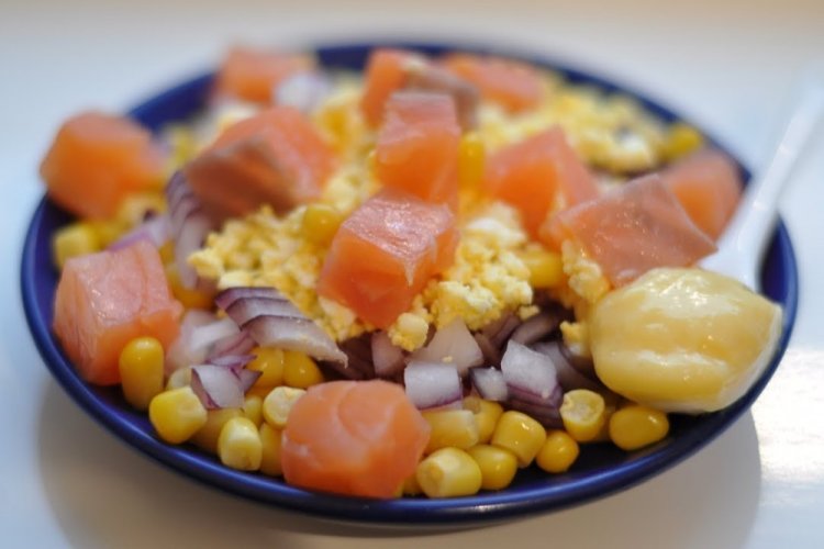 Ensalada saludable con pescado rojo, huevos y maíz