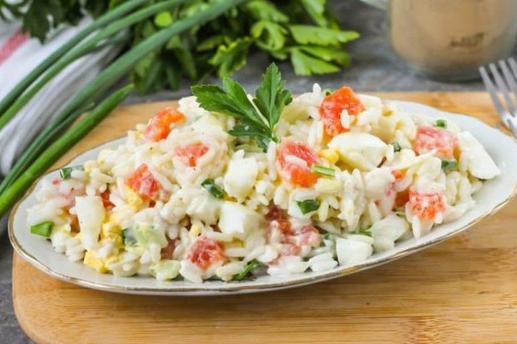 Ensalada saludable con pescado rojo y arroz