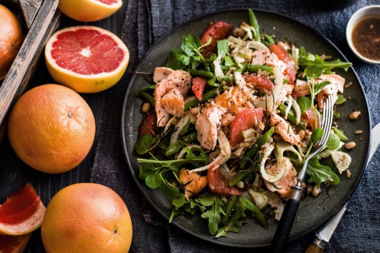 Ensalada saludable con pescado rojo y pomelo