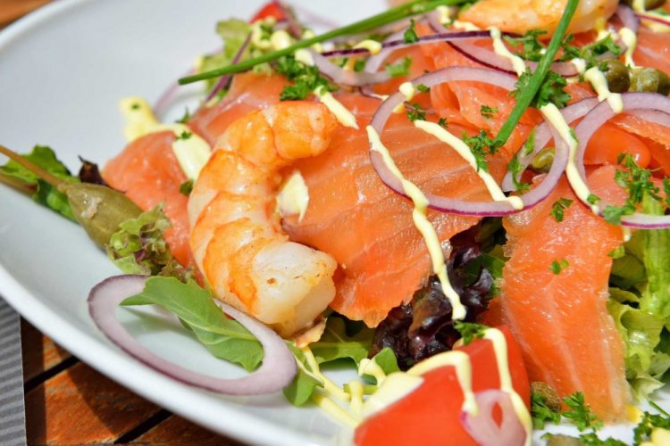 Ensalada saludable con pescado rojo y gambas