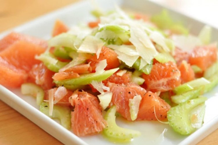Ensalada saludable con pescado rojo y apio