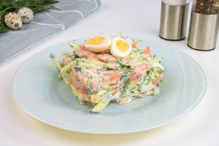 Ensalada saludable con pescado rojo y huevos de codorniz