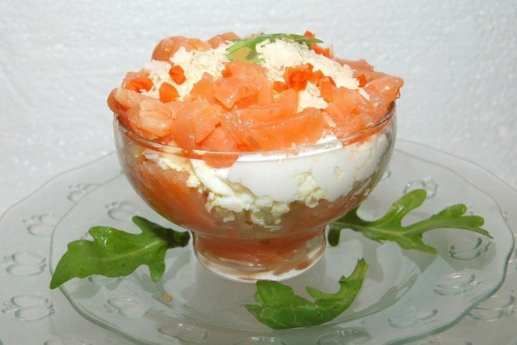 Ensalada saludable por capas con pescado rojo y patatas