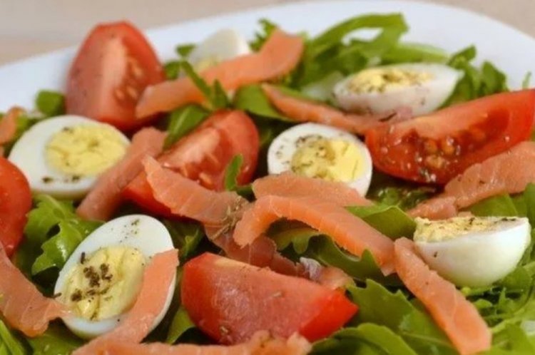 Ensalada saludable con pescado rojo, tomates y huevos de codorniz