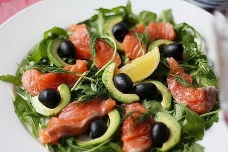 Ensalada saludable con pescado rojo y aceitunas