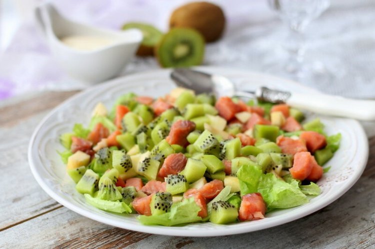 Ensalada saludable con pescado rojo y kiwi