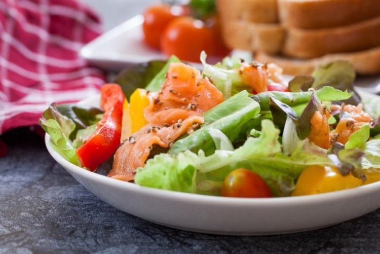 Ensalada de verduras saludable con pescado rojo