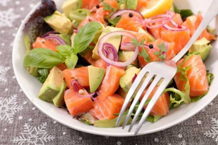 Ensalada saludable con pescado rojo y aguacate