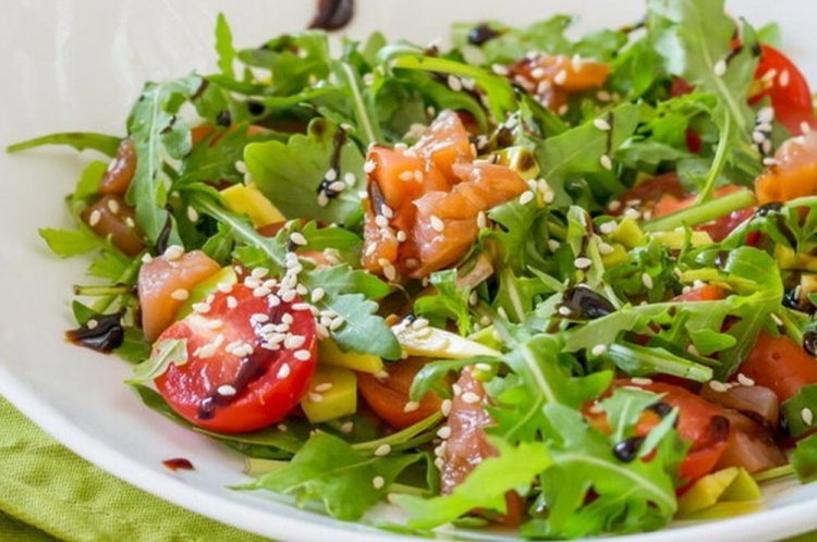 Ensalada saludable con pescado rojo y rúcula