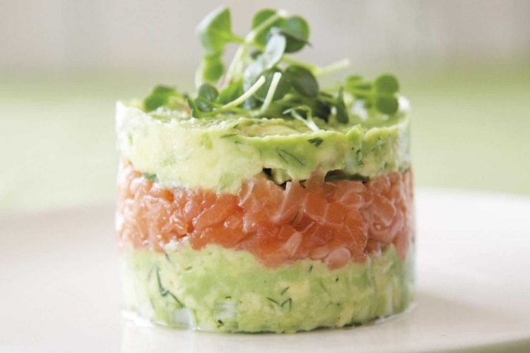 Ensalada saludable con pescado rojo y pasta de aguacate