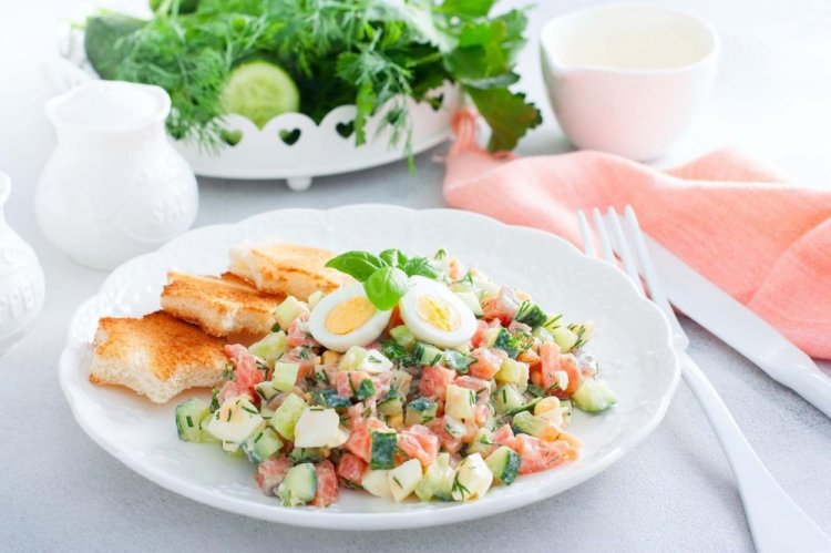 Ensalada saludable con pescado rojo, huevos y pepinos