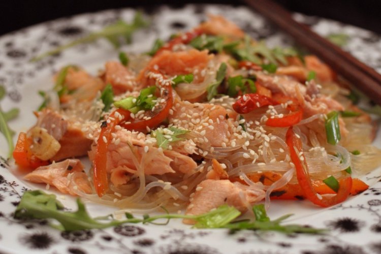 Ensalada saludable con pescado rojo y fideos de cristal