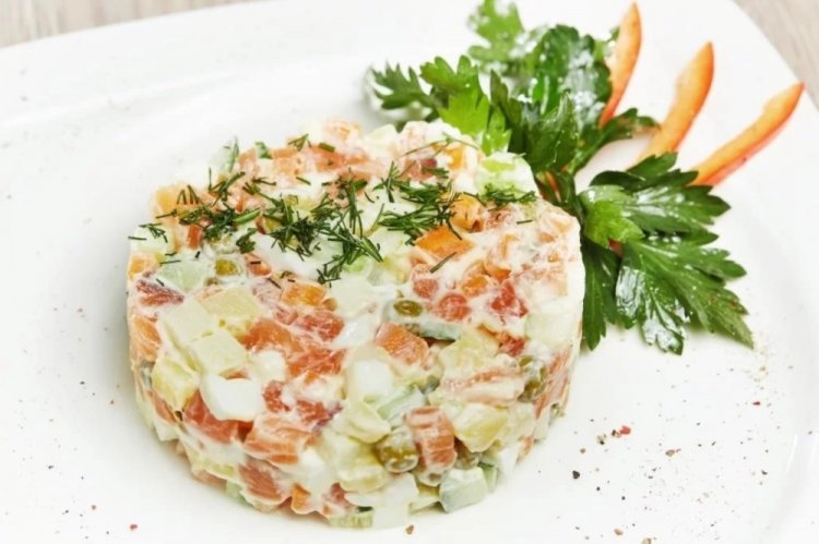 Ensalada Olivier saludable con pescado rojo