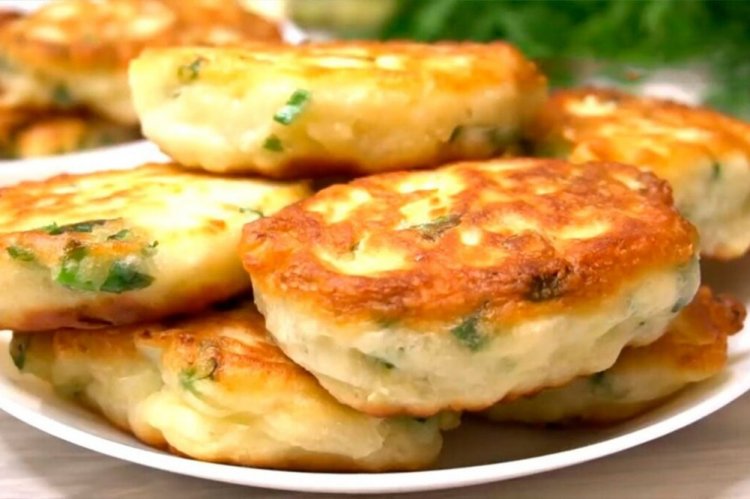 Lazy Cottage Cheese Pies with Herbs