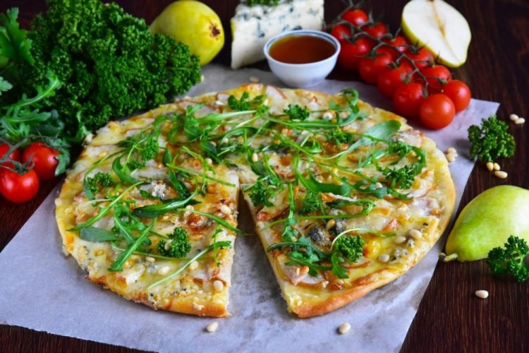 Pizza con pera, gorgonzola y mozzarella